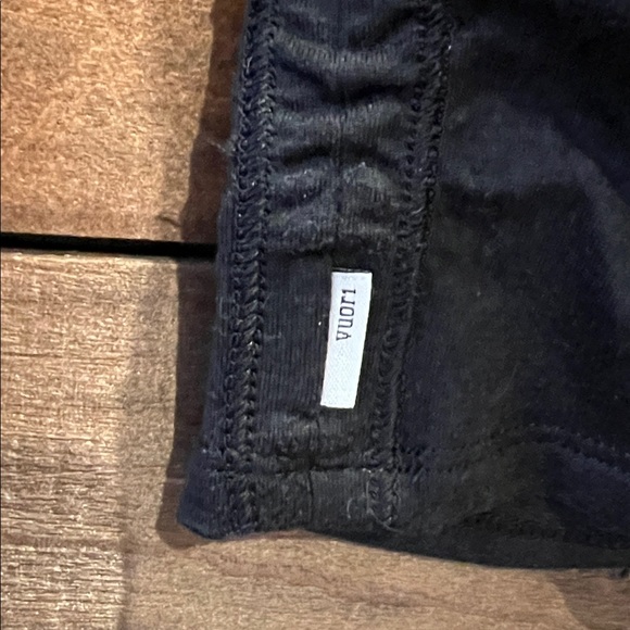 Vuori Women's Long Sleeve Halo Ruched Tee in Black Size XS - Picture 7 of 9